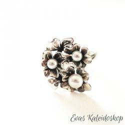 Ungewöhnlicher Perlen Ring mit Blüten aus Silber
