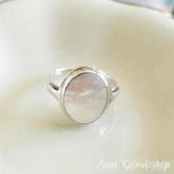 Ovaler Perlmutt Ring in schlichter Silberfassung