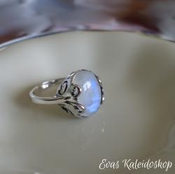 Weißer Labradorit Ring mit besonders schöner Fassung