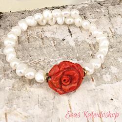 Perlenarmband mit einer Rose aus Schaumkoralle