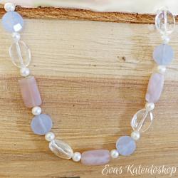 Rosa und hellblauer Chalcedon, Kette mit Bergkristall und Perle