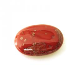 Ovaler, flacher Schmeichelstein aus rotem Jaspis