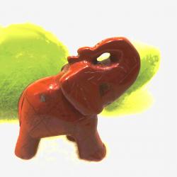 Roter Elefant aus Jaspis mit Pyrit