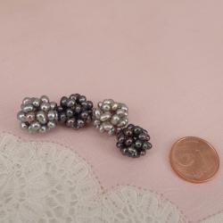 Schmuck DIY:   Perlenbälle aus kleinen Perlchen in verschiedenen Grautönen