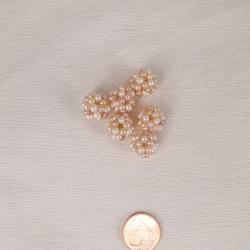 Schmuck DIY:  Perlenball aus kleinen Perlchen in verschiedenen Naturfarben 