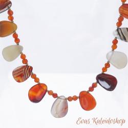 Zierliche Karneol Kette mit Blättchen im vorderen Bereich