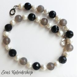 Kette aus schwarzem, facettiertem Onyx, grauem Achat und schimmernder Perle