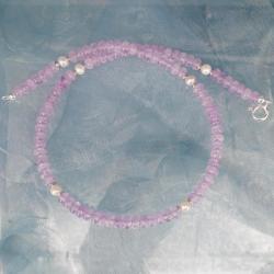 Fliederfarbene Amethyst Kette mit weißen Perlen