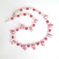 Perlenkette aus weißen, rosa und pinkfarbenen Perlen