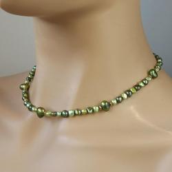 Perlenkette in verschiedenen Grüntönen