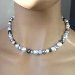 Weiß-blaue Kette mit Perlen und Opalglas