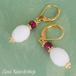 Zierliche Rubin und Kascholong-Opal Ohrringe 
