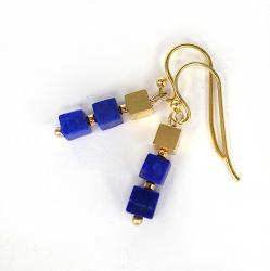 Lapis Lazuli Ohrhänger mit vergoldeten Silberwürfeln