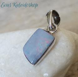 Himmelblauer australischer Opal Anhänger mit rosa und grünen Reflexen