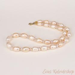 Zart apricotfarbene Perlenkette mit weißen Keshiperlen