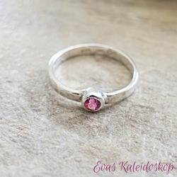 Zierlicher rosa Turmalin Ring mit gehämmerter Ringschiene