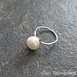 Zarter Silberring mit weißer Perle