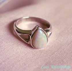 Weißer Opal Ring mit schönem Opalisieren