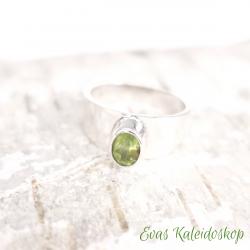 Leuchtender, ovaler Peridot mit schlichter Ringschiene 