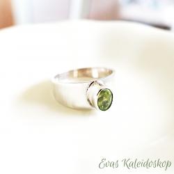 Schlichter Peridot Ring mit facettiertem Stein