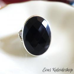 Großer facettierter, in Silber gefasster Onyx Ring