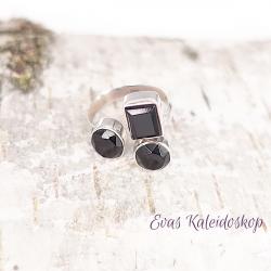 Design Ring mit drei schwarzen Steinen