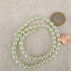 Schmuck selbst machen: Hellgrüne ovale Perle