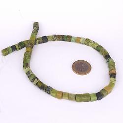 Schmuck DIY: Farblich lebendiger Strang aus Serpentin Würfeln